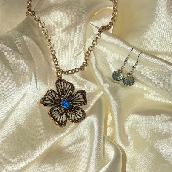 Gorgeous blue flower pendant with earrings NWT - Picture 1 of 6